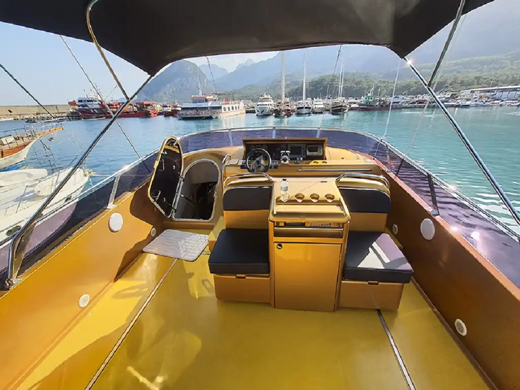 LUXURY REGNUM YACHT